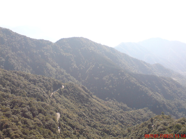 陡坡旁的山景