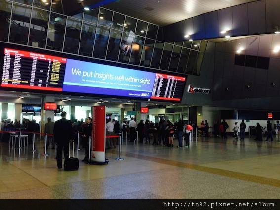 008 Qantas Domestic Terminal Security Checks 1456h