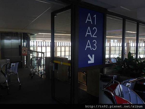 068) SAM_2145 1411h Shared Boarding Lounge