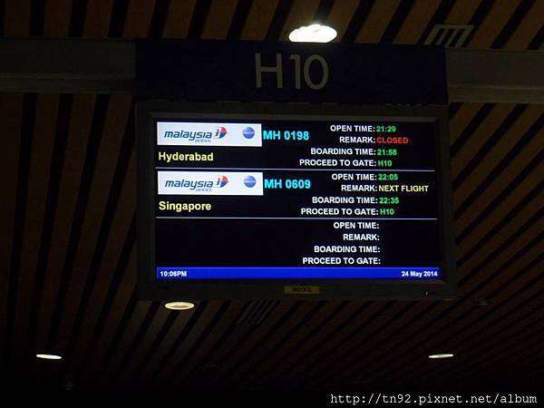 41 SAM_2236 2206h Boarding Gate Flight Information