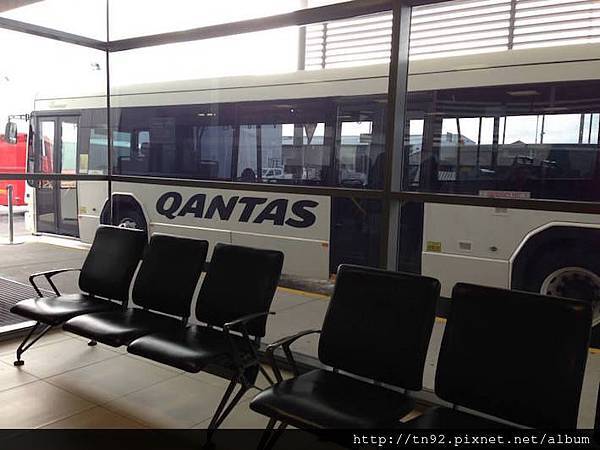 IMG_7708 0946h Qantas Bus