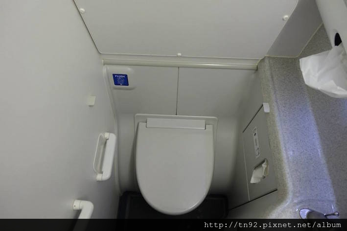 DSC01766 1019h Lavatory I