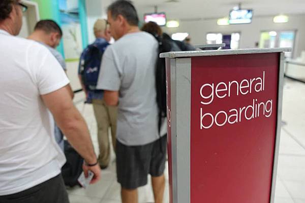 1148h DSC02473 Queue for General Boarding