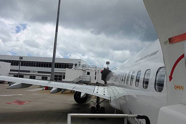 1153h DSC02484 Boarding through Rear Door by Stairs