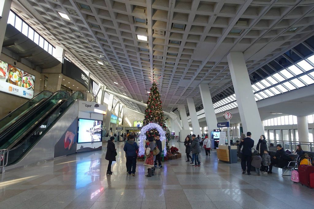 1045 DSC04227 Departure Hall