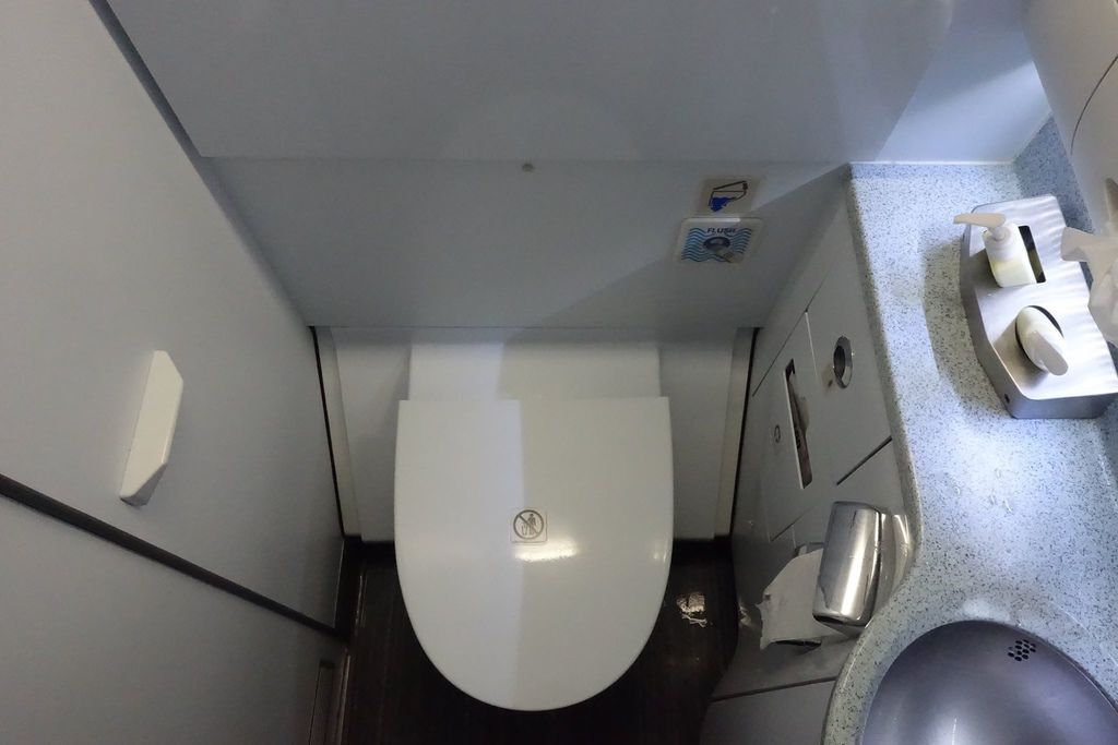 1428 DSC06844 Lavatory