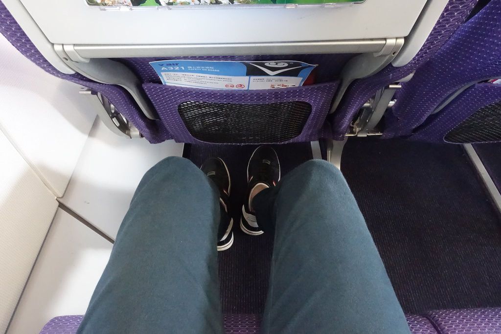 1215i DSC08212 Awesome 32 Inches Legroom.jpg