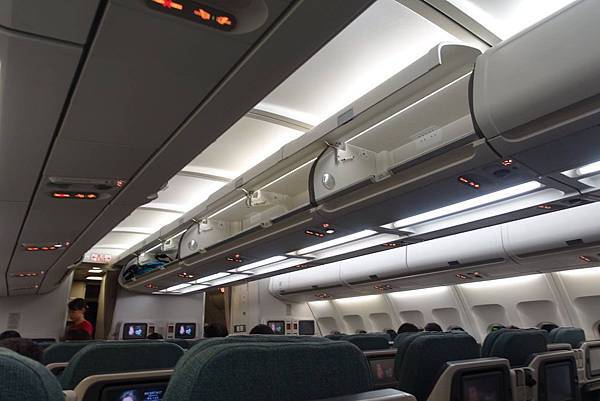 1836DSC09848 Overhead Compartment