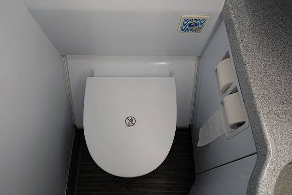 0832DSC00067 Lavatory