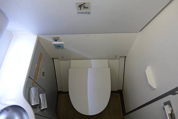 2043DSC00295 Lavatory