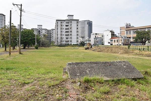 由三分子日軍射擊場遺址東北側拍向西側草地(軍方已出售該比土地，不久後即建大樓).jpg