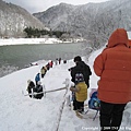 前往最上川搭乘雪見舟暖爐船形屋