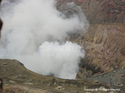 更接近火山口