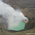 碧綠色的火山口完整呈現