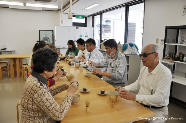 抹茶體驗：3.加入水後，開始打泡