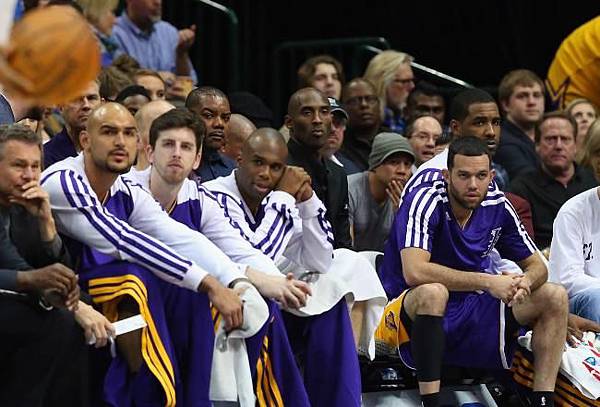 kobe-sits-behind-the_crop_north