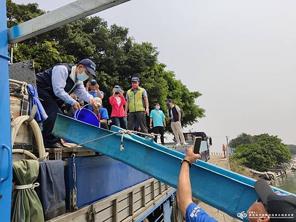 2021.03.29 麗水漁港放流平鯛魚苗活動2.jpg