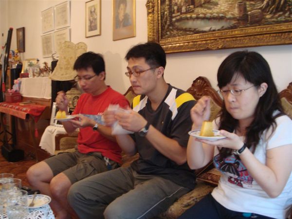 大飽口福的三人