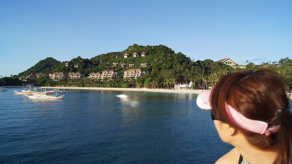 岸上的度假村看起來很讚!!