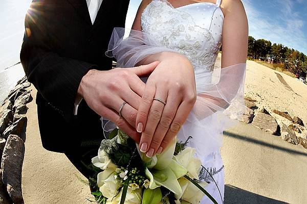 Two_spouses_with_weeding_rings.jpg Two_spouses_with_weeding_rings.jpg