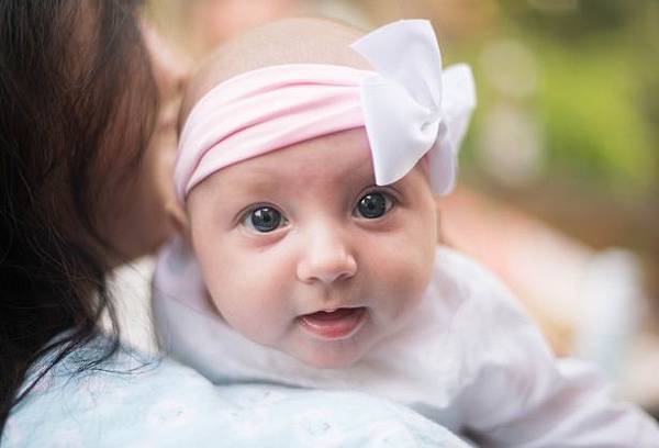 mignon-bebe-aux-yeux-bleus.jpg mignon-bebe-aux-yeux-bleus.jpg