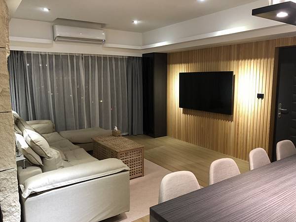 台中系統櫃設計推薦 - 簡約現代風格 神秘的高級黑+木紋搭配