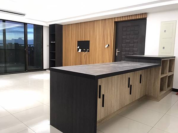 台中系統櫃設計推薦 - 簡約現代風格 神秘的高級黑+木紋搭配