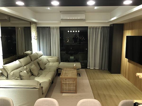 台中系統櫃設計推薦 - 簡約現代風格 神秘的高級黑+木紋搭配