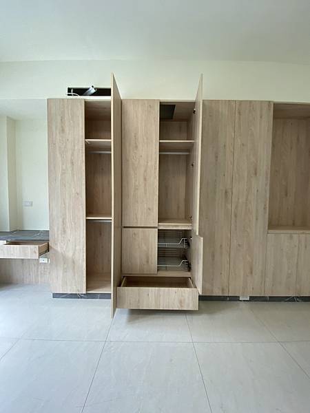 台中系統櫃設計推薦 - 掌握衣櫃規劃攻略，兩步宅空間大大激升