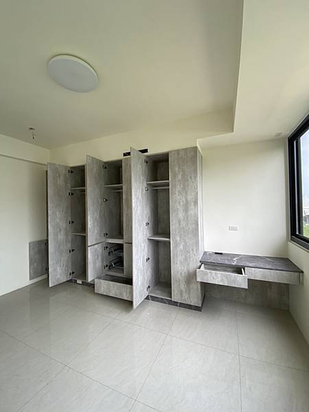 台中系統櫃設計推薦 - 掌握衣櫃規劃攻略，兩步宅空間大大激升