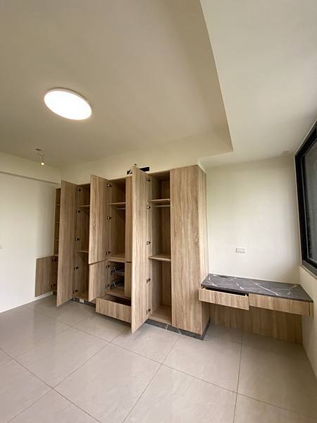 台中系統櫃設計推薦 - 掌握衣櫃規劃攻略，兩步宅空間大大激升