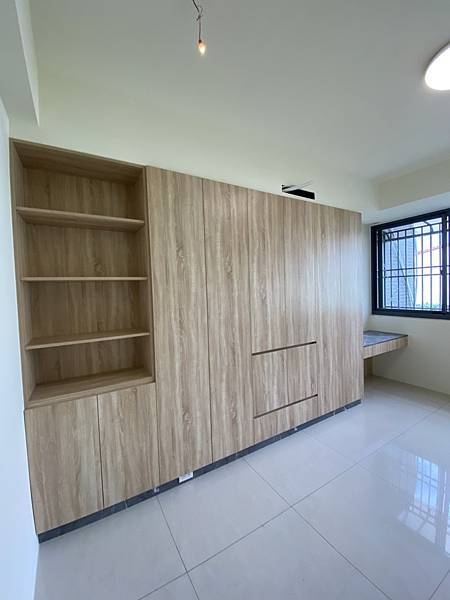 台中系統櫃設計推薦 - 掌握衣櫃規劃攻略，兩步宅空間大大激升