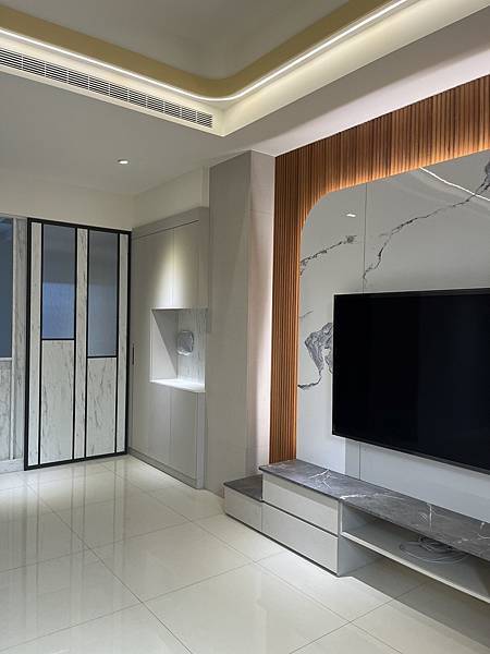 透天住宅用系統櫃輕鬆打造華麗客廳,進口板材完美搭配木作LED 透天住宅用系統櫃輕鬆打造華麗客廳,進口板材完美搭配木作LED