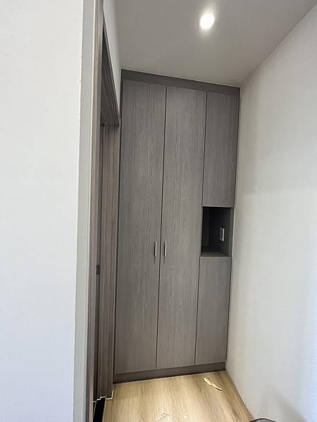 透天住宅用系統櫃輕鬆打造華麗客廳,進口板材完美搭配木作LED 透天住宅用系統櫃輕鬆打造華麗客廳,進口板材完美搭配木作LED