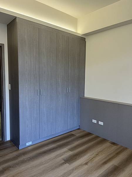 透天住宅用系統櫃輕鬆打造華麗客廳,進口板材完美搭配木作LED 透天住宅用系統櫃輕鬆打造華麗客廳,進口板材完美搭配木作LED