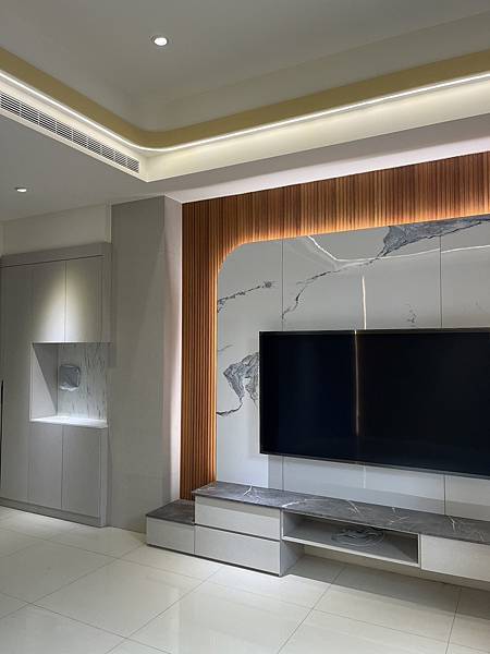 透天住宅用系統櫃輕鬆打造華麗客廳,進口板材完美搭配木作LED