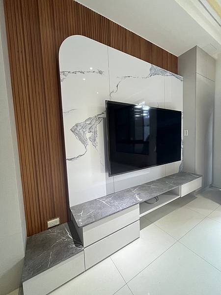 透天住宅用系統櫃輕鬆打造華麗客廳,進口板材完美搭配木作LED