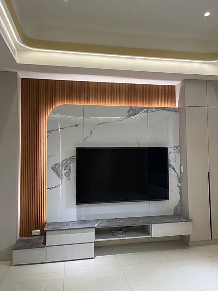 透天住宅用系統櫃輕鬆打造華麗客廳,進口板材完美搭配木作LED