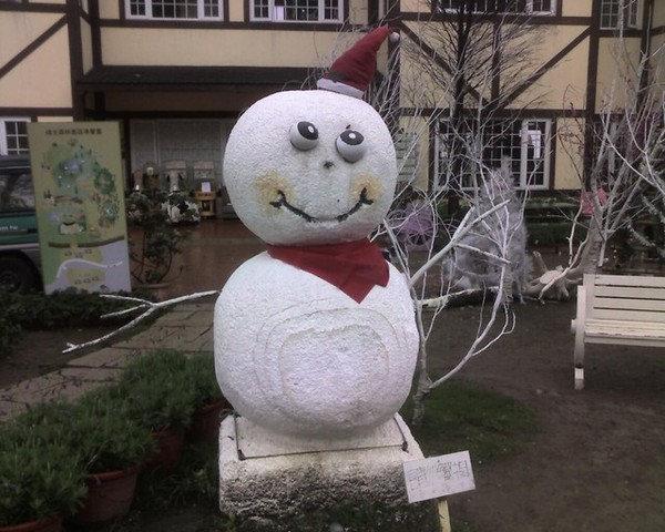 雪人後面有自動放泡機