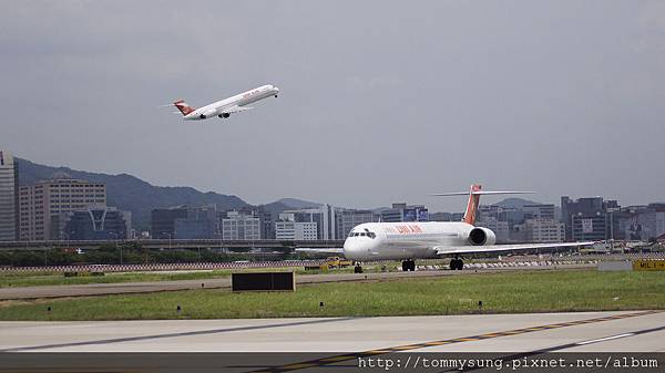 立榮航空 MD-90+立榮航空 MD-90(像這樣同一家航空公司一架起飛一架降落的畫面真是經典)