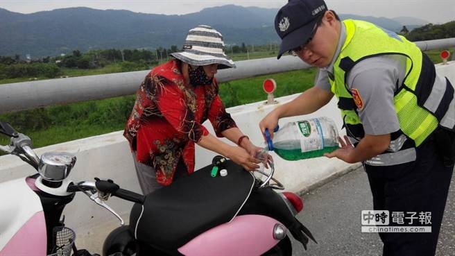 機車發不動原因三：車子沒油啦    機車沒油也會造成機車發不動喔～畢竟機車是需要加油的除非你的是電動車，建議大家以上原因都找過還是不知道機車發不動原因，  那就來檢查一下油箱還有沒有油吧！  有可能是因為天氣冷引起的,可以試試把油箱蓋子打開，讓油箱裡頭壓力和大氣壓力一樣，  或把機車搖一搖，讓油順利進到化油器中，都可以稍稍應急,  萬一發現沒油那就只好步行去買油回來加。