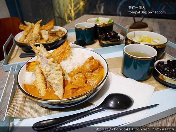 台南 中西區 熨斗目花珈琲珈哩cafe Wudao 綠意植栽 老宅改建 餐點有咖哩跟火鍋 另外也有甜點可以搭配下午茶 不收服務費