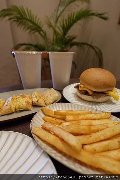 【鹿港早餐】土木公社鹿港店。炭烤三明治 . 脆皮蛋餅。可以升