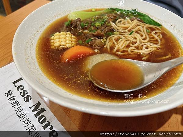 【鹿港食記】樂食摩兒廚坊LESS MORE。牛肉麵 餛飩麵 