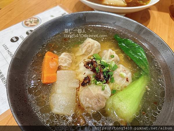 【鹿港食記】樂食摩兒廚坊LESS MORE。牛肉麵 餛飩麵 