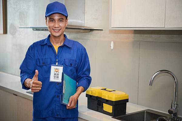 cheerful-asian-plumber-standing-near-kitchen-sink-showing-thumb-up 拷貝