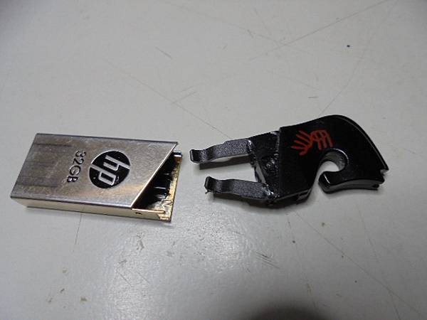 【尾端掉落】HP惠普V219R馬年紀念款32GB→插在電子白 【尾端掉落】HP惠普V219R馬年紀念款32GB→插在電子白