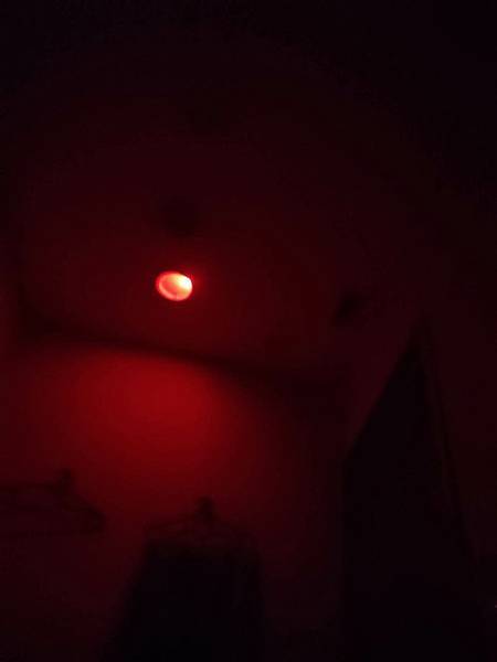 單人房睡覺都是紅光.jpg