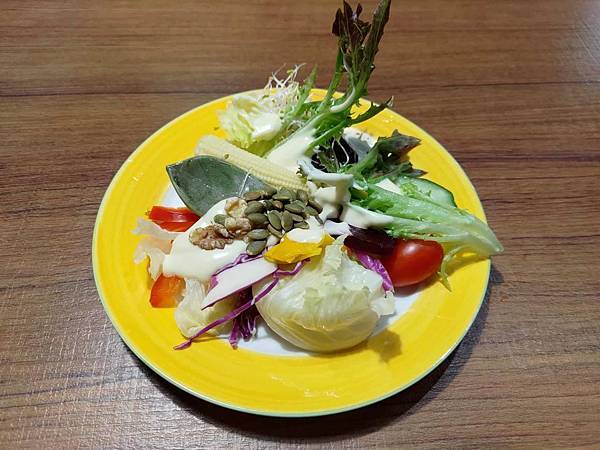 吃沙拉.jpg 吃沙拉.jpg