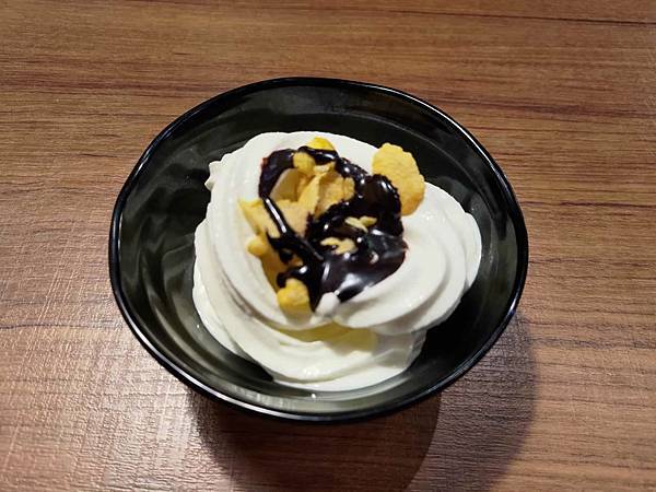 霜淇淋+巧克力醬+玉米片.jpg 霜淇淋+巧克力醬+玉米片.jpg